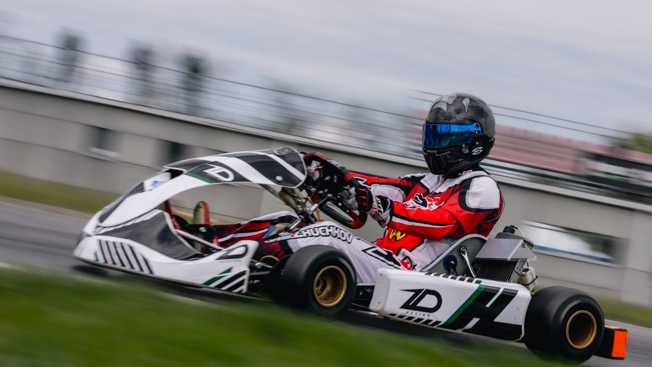 Спортивный карт ZD Racing на трассе
